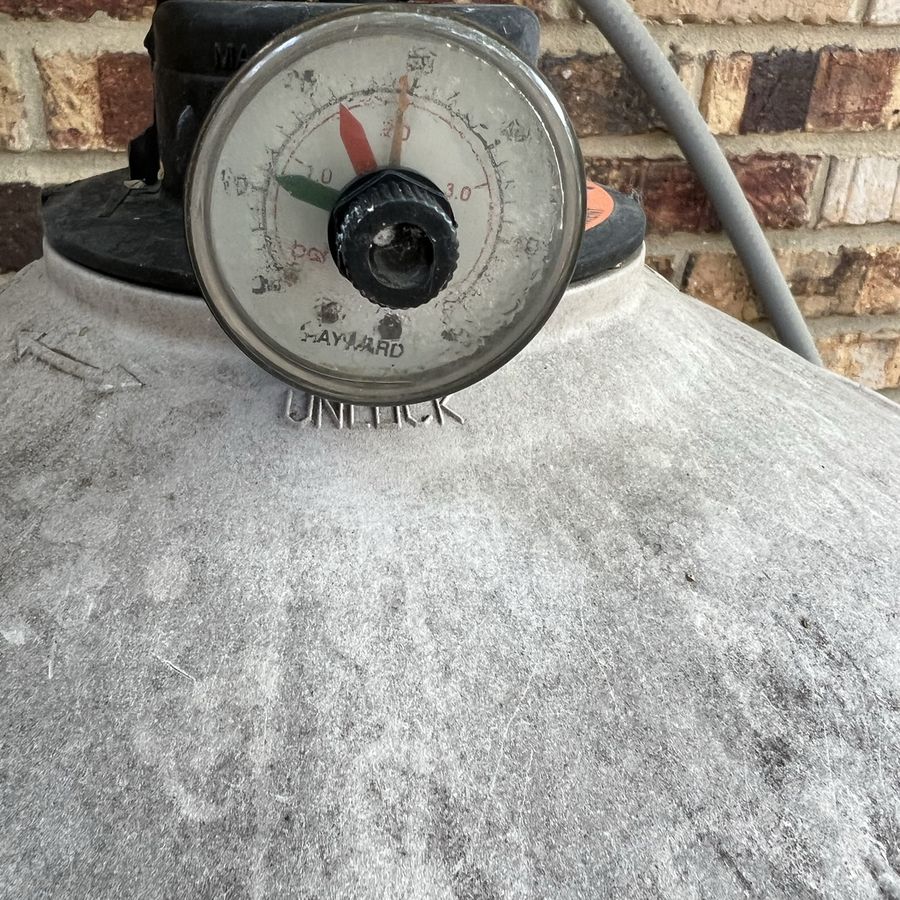 Pressure gauge on a pool filter tank